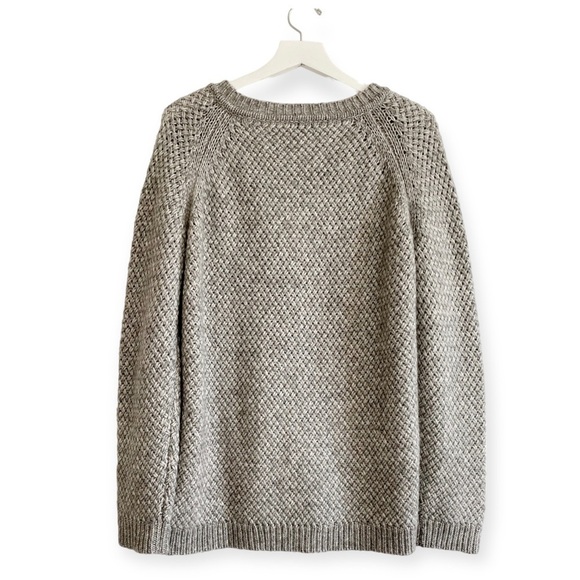 NWT‎ Theory Gray Slouchy V Neck Textured Sweater, Size M - Picture 4 of 13